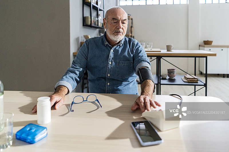 老年人在家中测量血压图片素材
