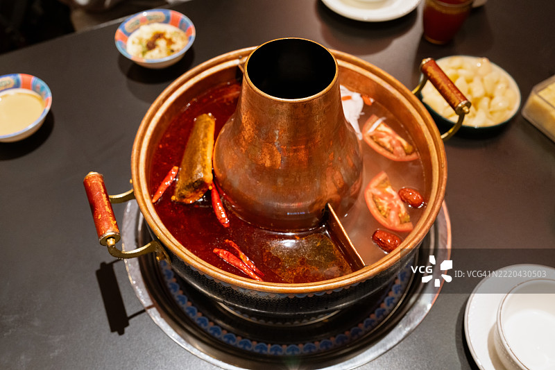 传统的火锅，配有丰富的高汤和食材图片素材