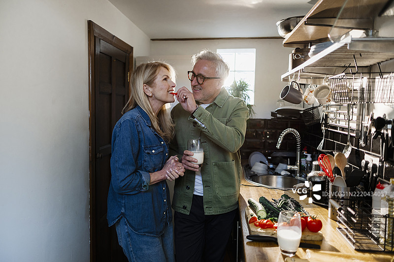 老年夫妇在厨房里享受一起准备健康餐的时光图片素材