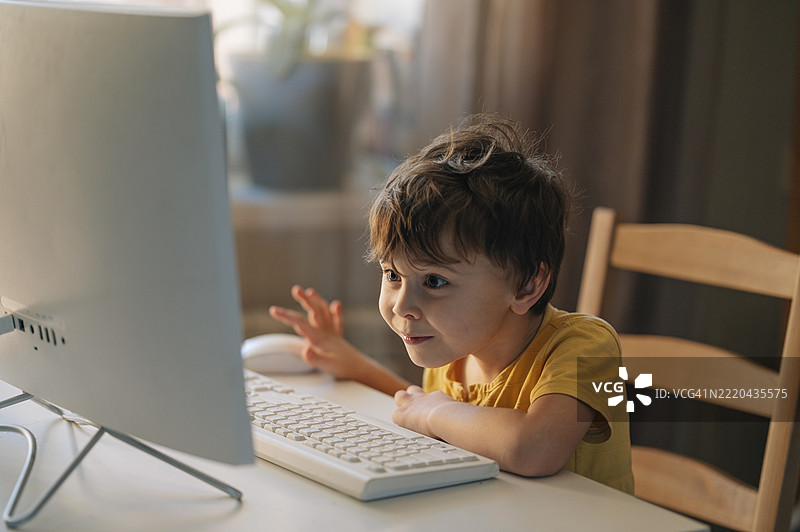 在家使用电脑进行在线学习的孩子图片素材