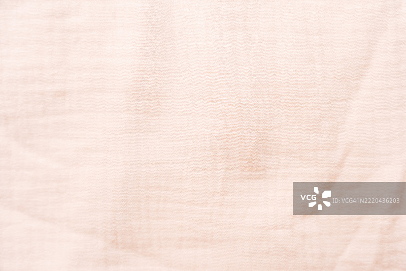 柔和的米色棉布，带有细腻的纹理和自然的褶皱，非常适合宁静而干净的平铺构图。图片素材