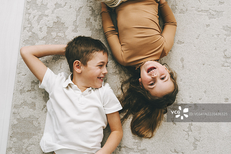 孩子们在家里一起玩得很开心图片素材