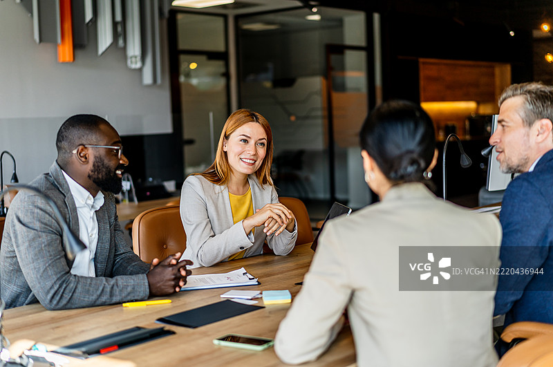商务人士在办公室开会图片素材