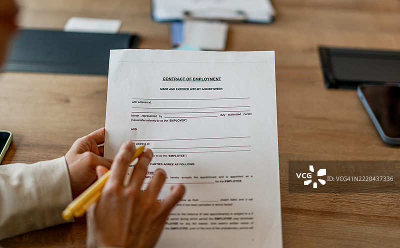 律师在签署前阅读雇佣合同图片素材