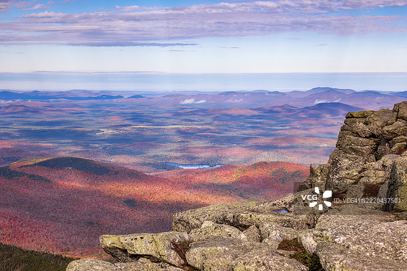从纽约阿迪朗达克山脉的白面山顶俯瞰的美丽景色图片素材