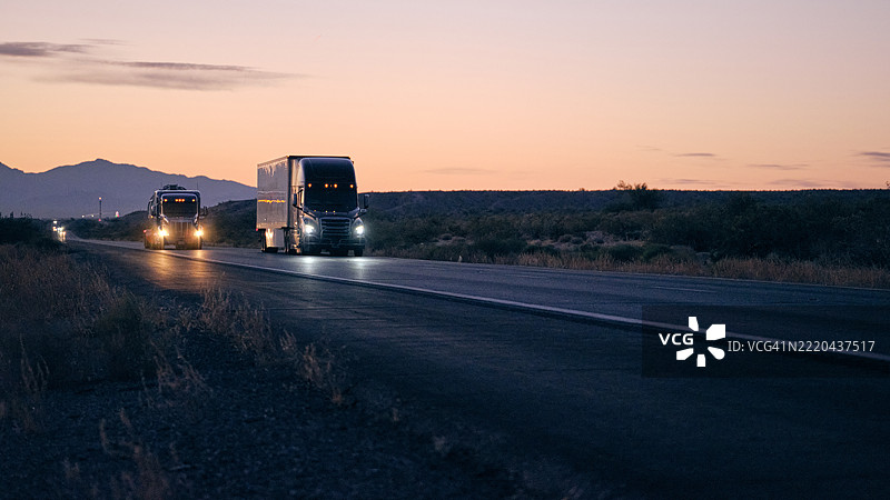 西部美国州际公路上的长途半挂卡车图片素材