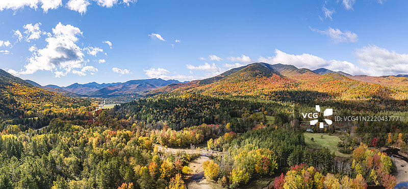 秋季时节，纽约基恩谷的阿迪朗达克山脉和奥萨布尔河的鸟瞰图图片素材