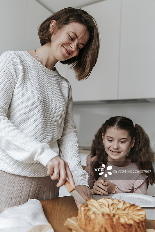 母女在厨房享用自制的派图片素材