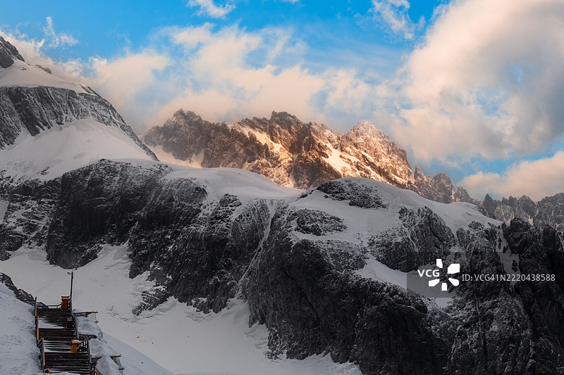 金色阳光照耀着玉龙雪山图片素材