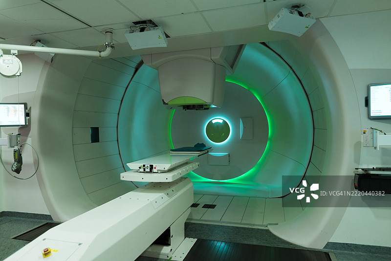 现代质子治疗室用于癌症治疗，配备先进的医疗设备图片素材