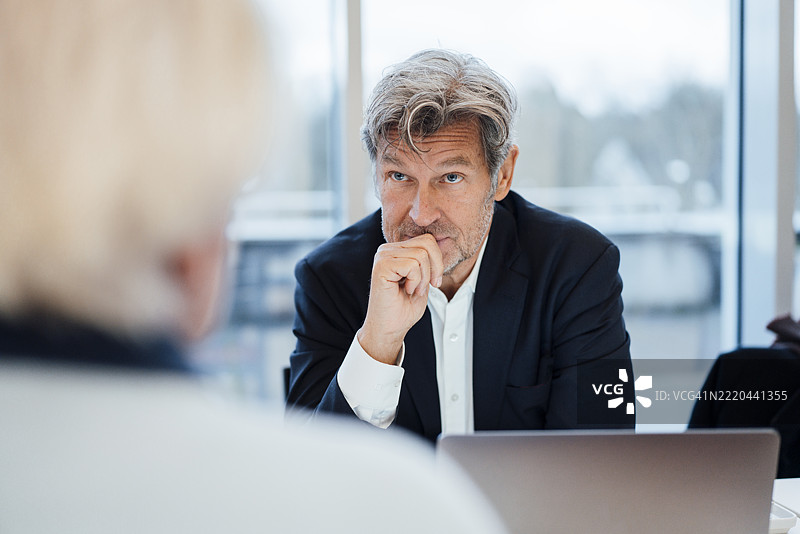 资深商人在办公室环境中提供指导和建议图片素材