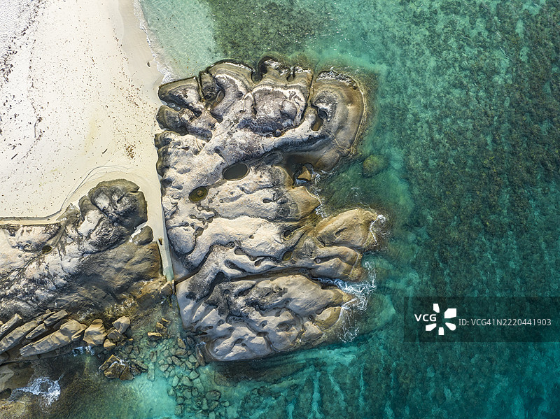 塞舌尔的特蕾丝岛鸟瞰图，岩石与碧蓝的海水相映成趣图片素材