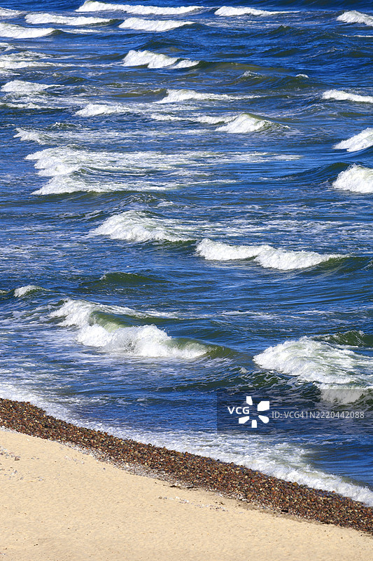 德国塞林的波罗的海沙滩上，海浪拍打着沙滩。图片素材