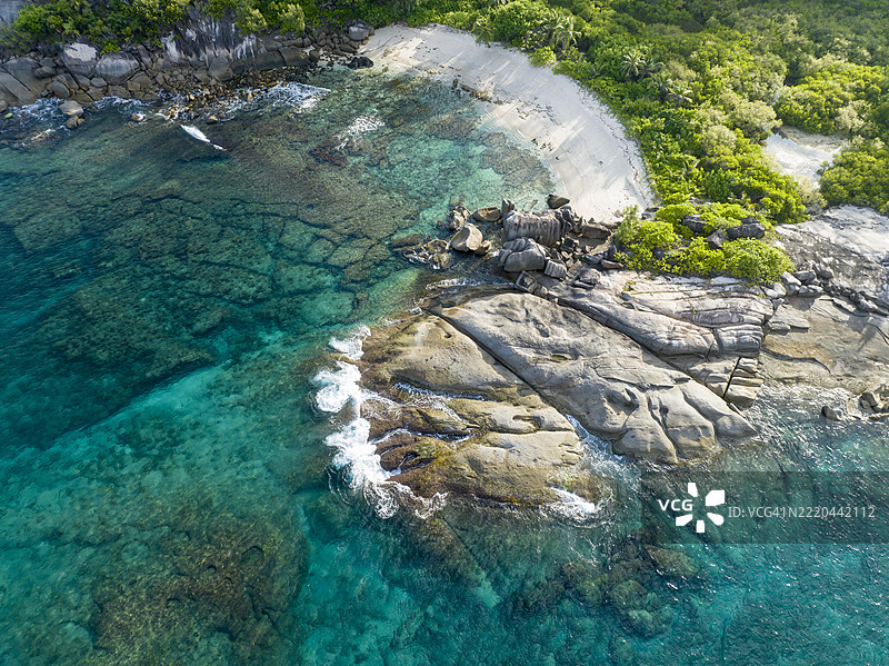 马赫岛（塞舌尔）海岸线的鸟瞰图，靠近格劳港和特雷泽岛，清澈的碧蓝海水和郁郁葱葱的植被。图片素材