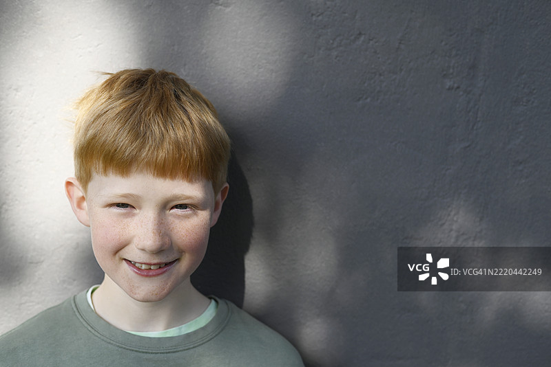 微笑的红发男孩，脸上有雀斑图片素材