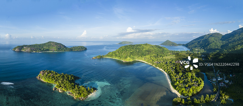 马埃岛的拉乌尼港海滩鸟瞰图，绿树成荫，海水清澈湛蓝图片素材