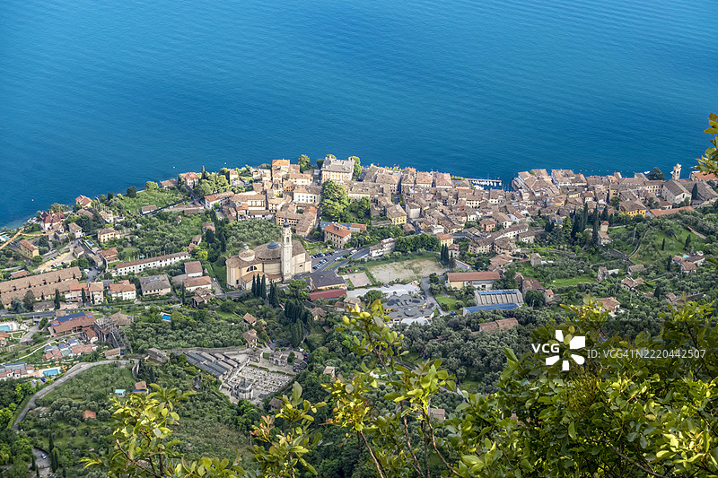 意大利伦巴第大区的加尔尼亚诺和加尔达湖的鸟瞰图图片素材