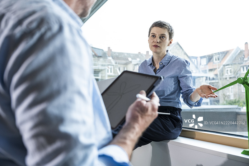 办公室内关于绿色能源和工程的商业讨论图片素材