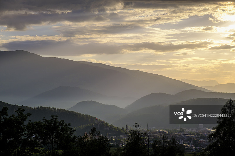 意大利南蒂罗尔布伦内克附近的普斯特尔谷日落，傍晚氛围图片素材