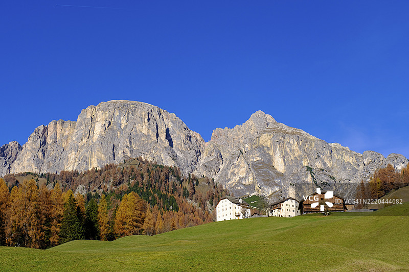萨松赫山下的农舍，靠近科尔福斯科，阿尔塔巴迪亚，巴迪亚谷，意大利南蒂罗尔，欧洲图片素材