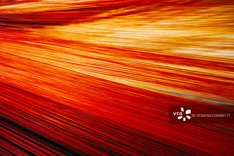 抽象的红色和黄色运动线构成动态构图图片素材