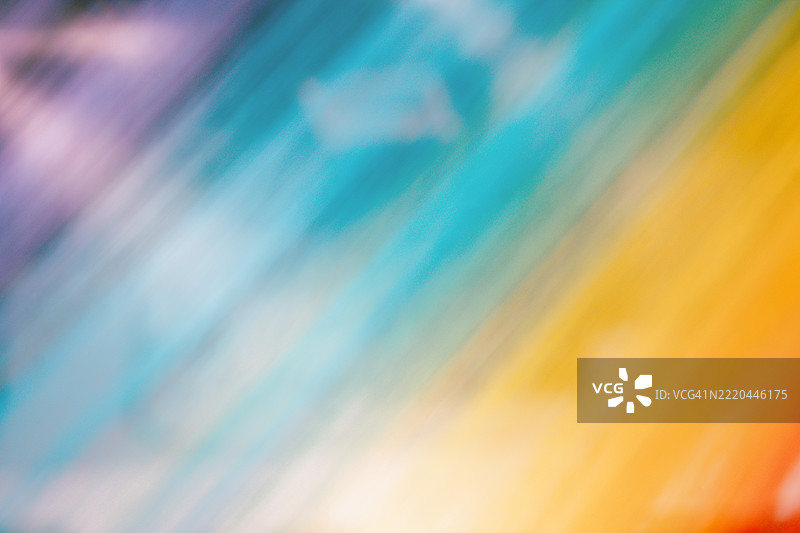 模糊的抽象彩色渐变背景，充满生动的彩虹色调图片素材