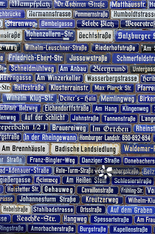 带有各种名称的蓝色路牌，阿莫尔巴赫，奥登瓦尔德，巴伐利亚，德国，欧洲图片素材