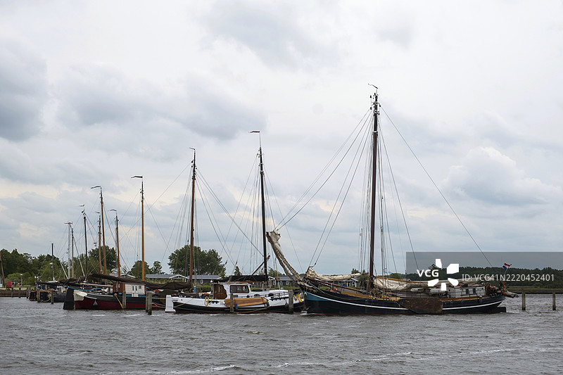 荷兰诺德尔哈特码头的平底船图片素材