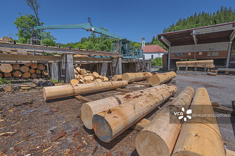 德国巴伐利亚州阿尔戈伊地区乌特库尔纳赫的锯木厂，配有原木和剥皮机图片素材