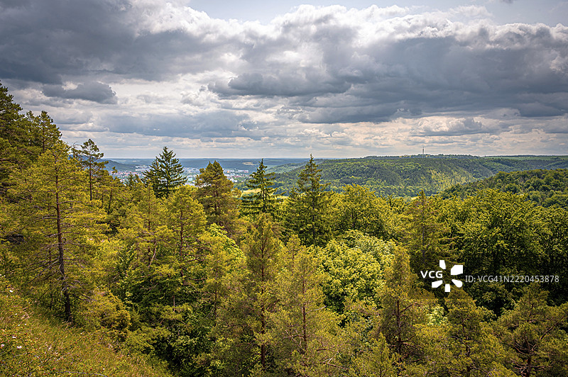德国图林根州耶拿的树林山丘下，云层变幻的天空广阔景观图片素材