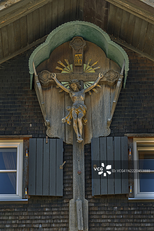 带十字架的木瓦外立面，位于德国巴伐利亚州阿尔戈伊的乌特库尔纳赫图片素材