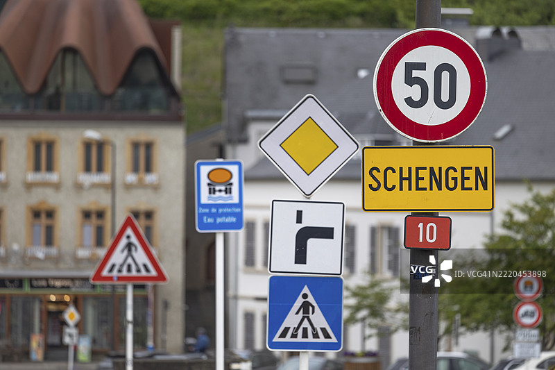 几块道路标志和施根镇标志，象征性图像，代表施根地区，卢森堡大公国图片素材