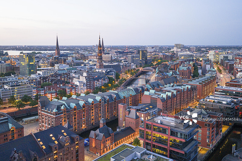 汉堡的 Speicherstadt 空中视角，蓝色时刻，背景有教堂和阿尔斯特湖，德国，欧洲图片素材