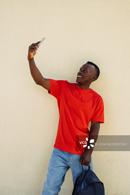 年轻男子在阳光明媚的户外穿着休闲服装自拍图片素材