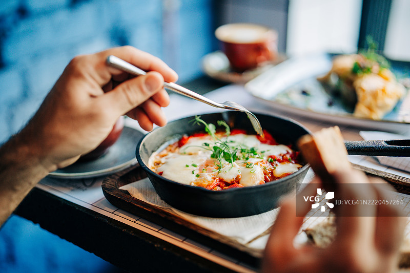 咖啡馆里的早餐，包括煎蛋卷和沙克舒卡。图片素材