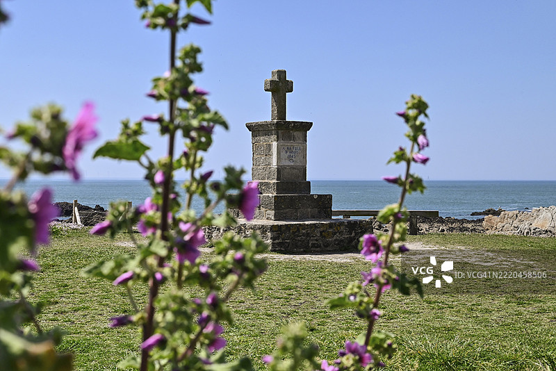 法国卢瓦尔河大西洋沿岸的岩石海岸与礼拜场所，勒克鲁瓦西克，卢瓦尔河大区，欧洲图片素材