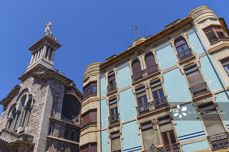 西班牙阿斯图里亚斯希洪的蓝天下的历史建筑、雕像和建筑立面，欧洲图片素材