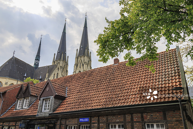 德国明斯特地区比勒贝克古镇上方的瓦屋顶和教堂塔楼图片素材