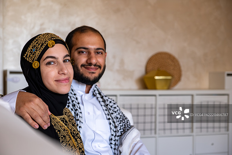 身着传统服饰的情侣在室内摆姿势拍摄肖像图片素材