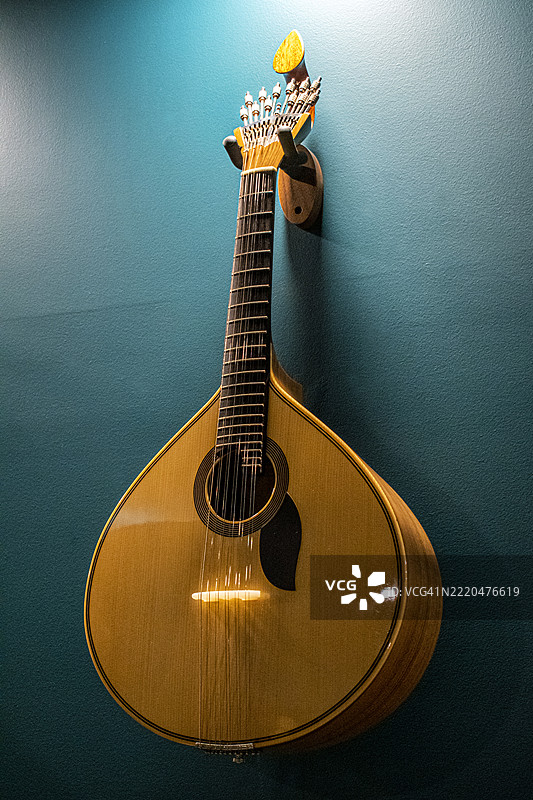 葡萄牙吉他。是一种有十二根钢弦的拨弦乐器，与法多音乐相关。图片素材