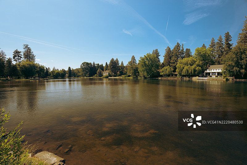 德雷克公园的镜面池塘倒影，俄勒冈州本德图片素材