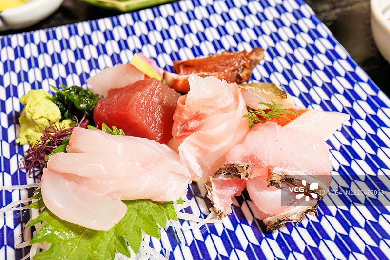 在下田的山之上亭餐厅用餐。我点了刺身套餐和煮制的日本海蛎。图片素材