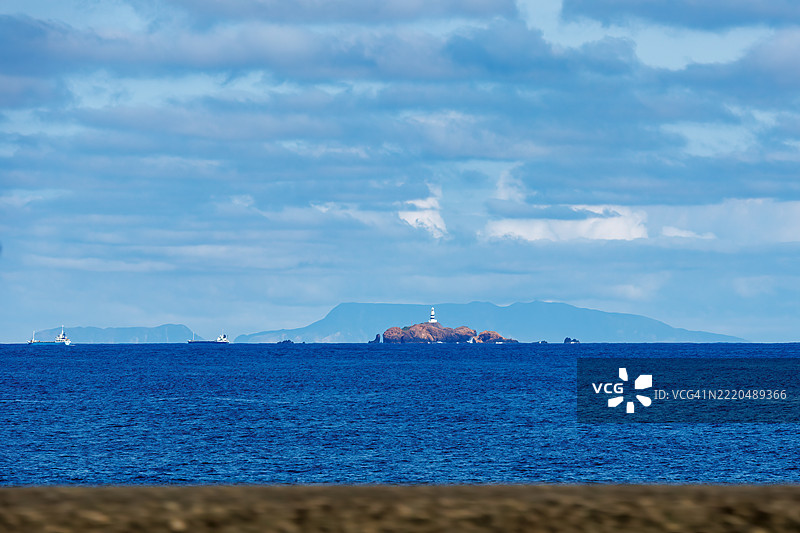 三宅岛及其灯塔，以大量锤头鲨的出现而闻名。包括新岛和小笠原岛在内的伊豆群岛在海岸外可见。图片素材