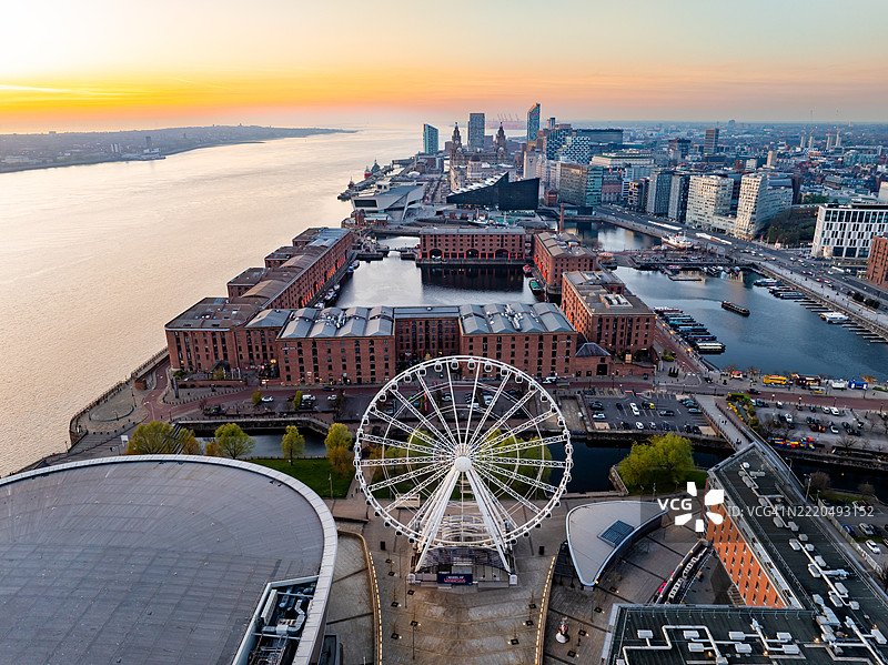 利物浦天际线，日出时分的码头和摩天轮图片素材