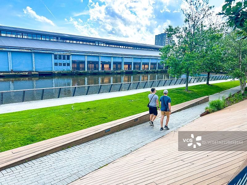 费城赛道码头上的男人们在散步图片素材