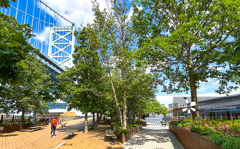 费城赛道码头上的女性行走图片素材