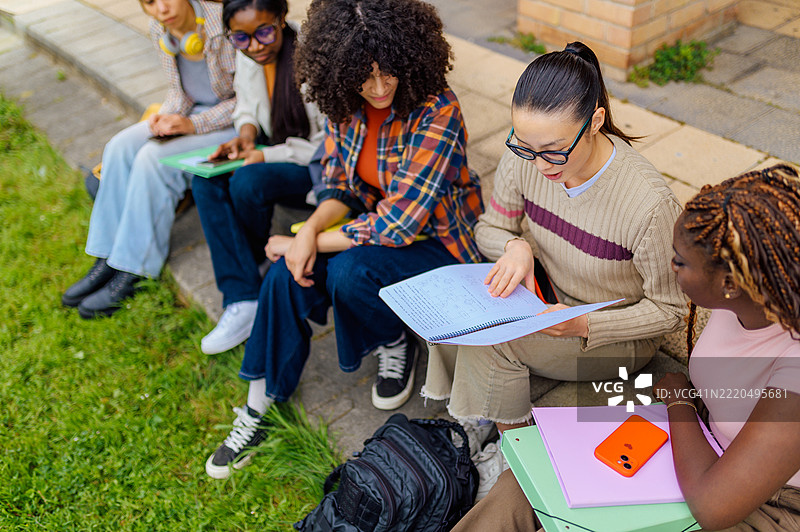 大学生课后一起复习笔记图片素材
