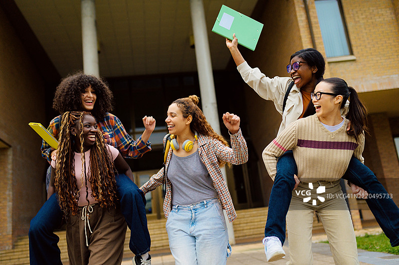快乐的大学生在校园庆祝学期结束图片素材