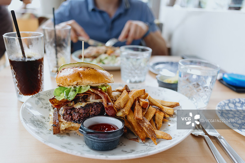 餐厅里的汉堡和薯条图片素材