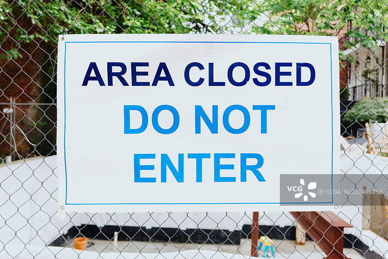 施工现场围栏上的禁止入内标志图片素材